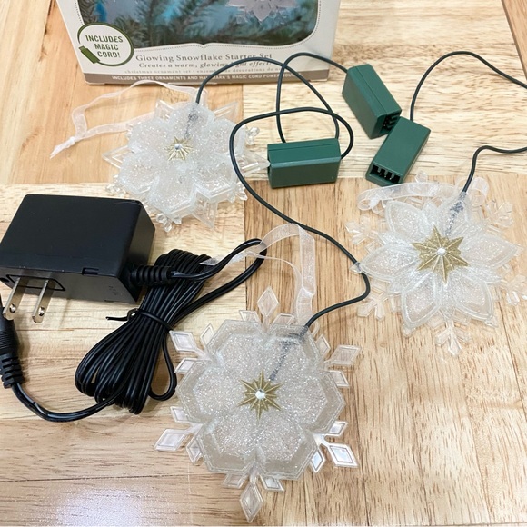 2010 Hallmark Wonder & Light Glowing Snowflake Starter Set with Magic Cord - Picture 4 of 8